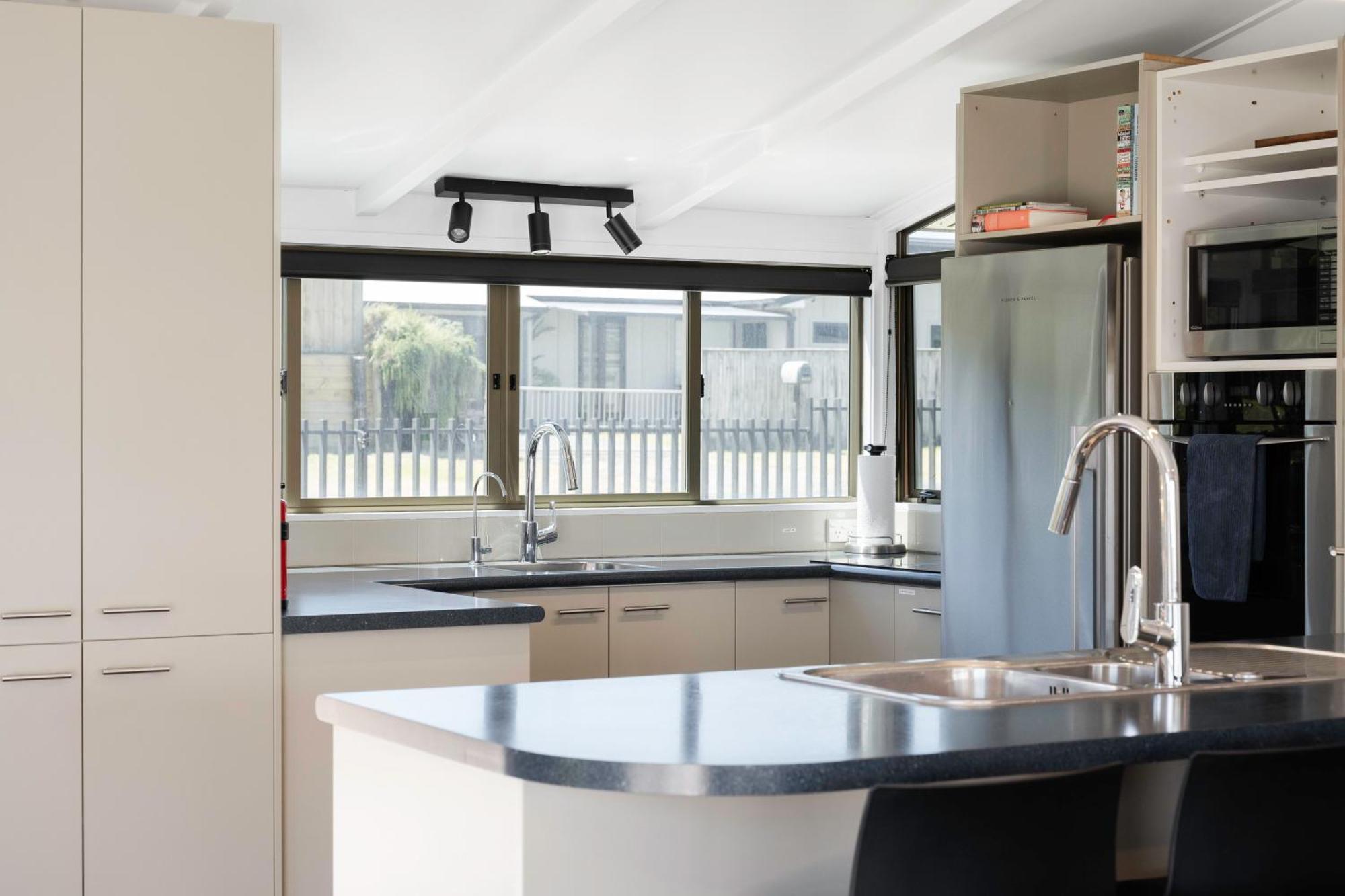 Pukehina Estuary Sunset Views Holiday Home Bagian luar foto