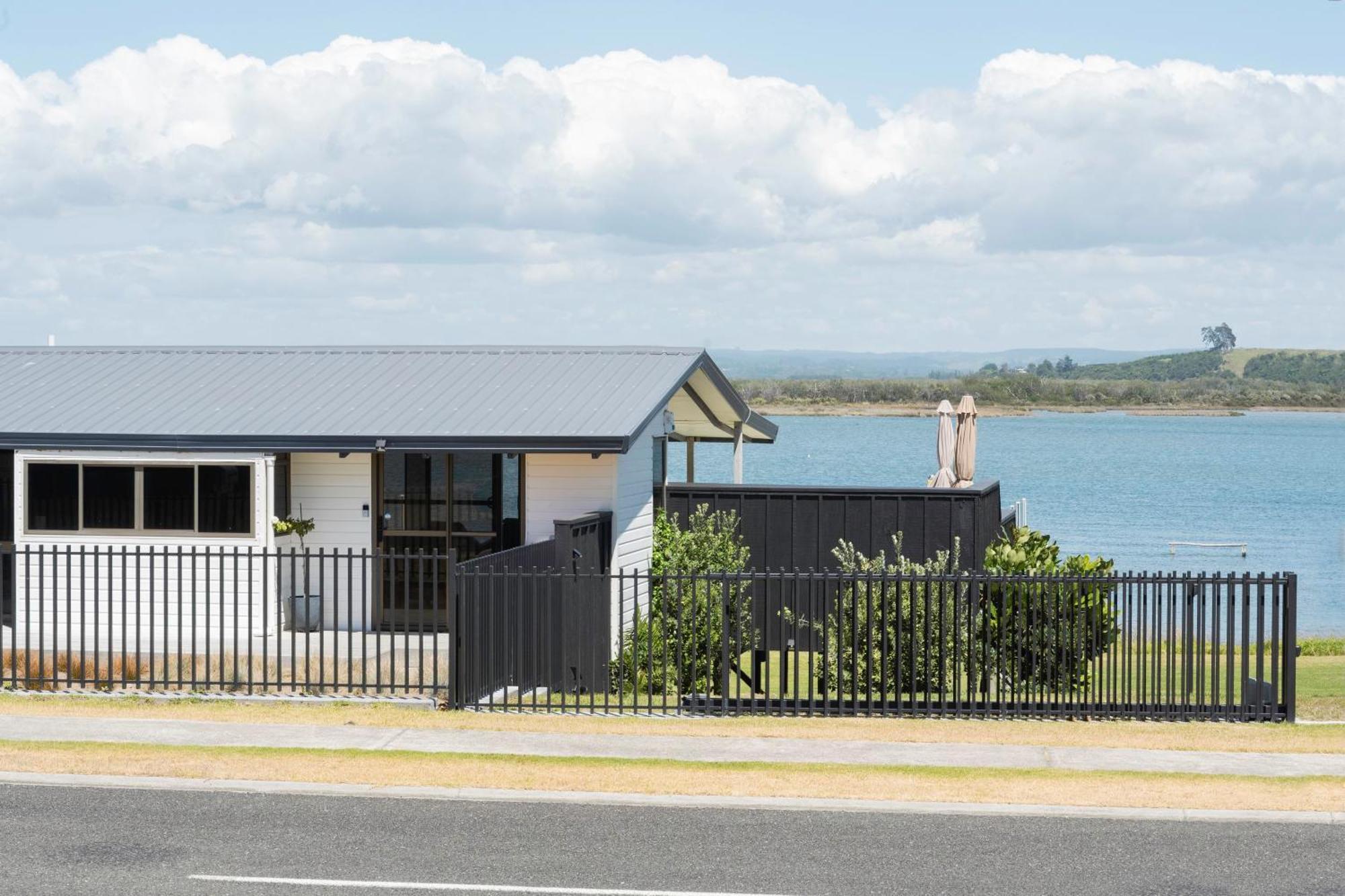 Pukehina Estuary Sunset Views Holiday Home Bagian luar foto