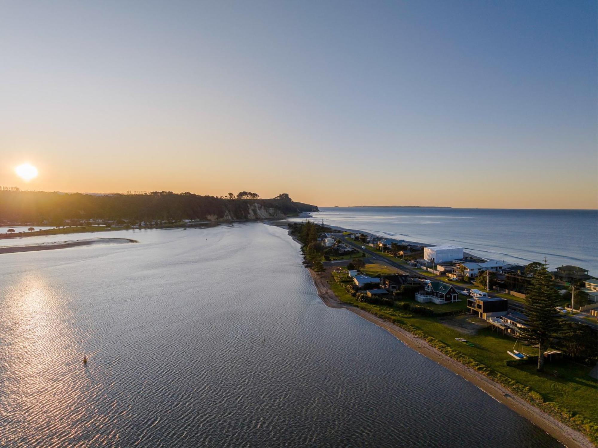 Pukehina Estuary Sunset Views Holiday Home Bagian luar foto