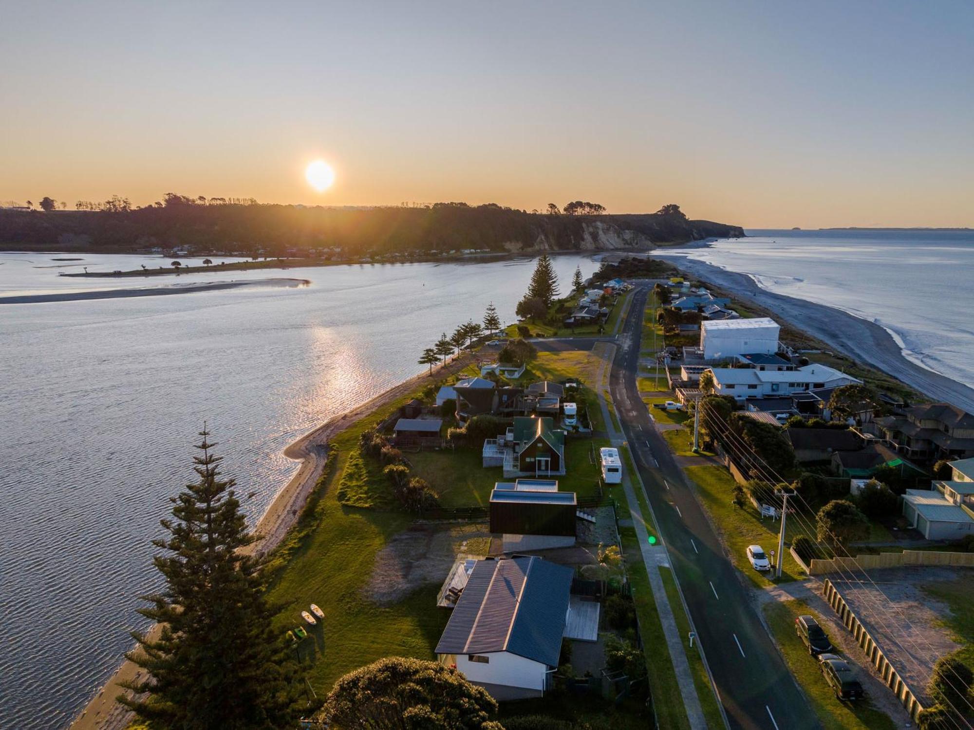 Pukehina Estuary Sunset Views Holiday Home Bagian luar foto